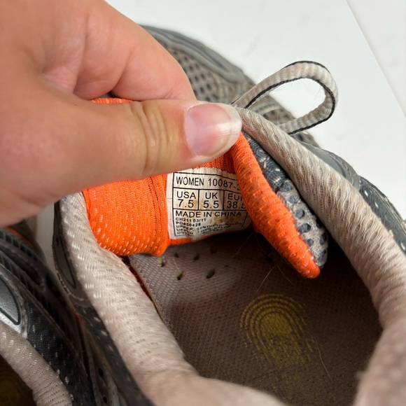 Saucony grey and orange running shoes 8 - Picture 5 of 5